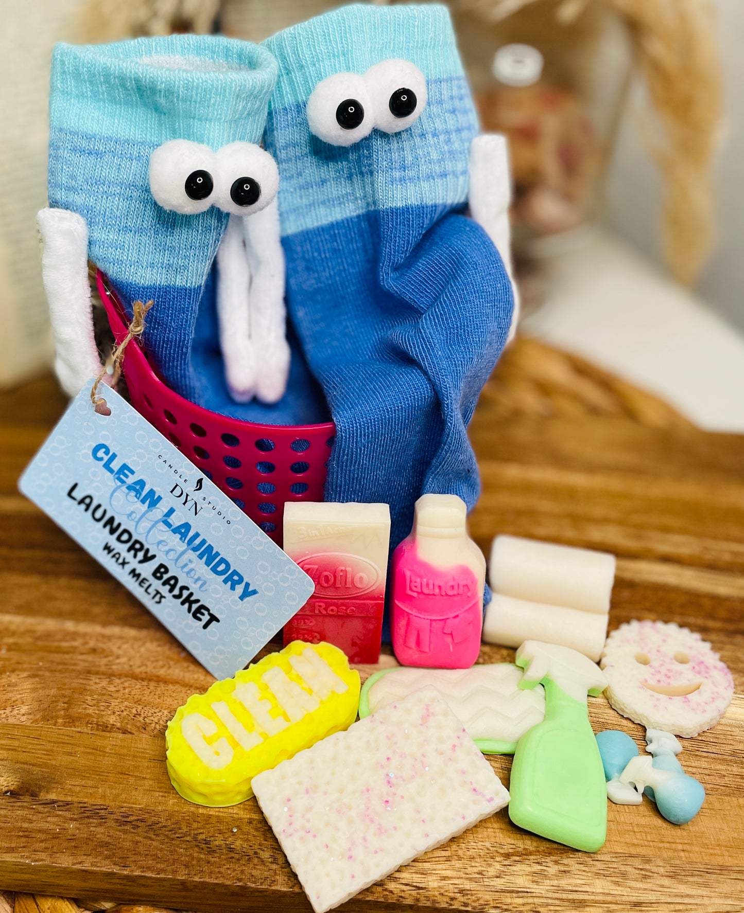 Laundry Wax Melts im Wäschekorb mit beliebten Waschmittel-Düften und gratis Socken