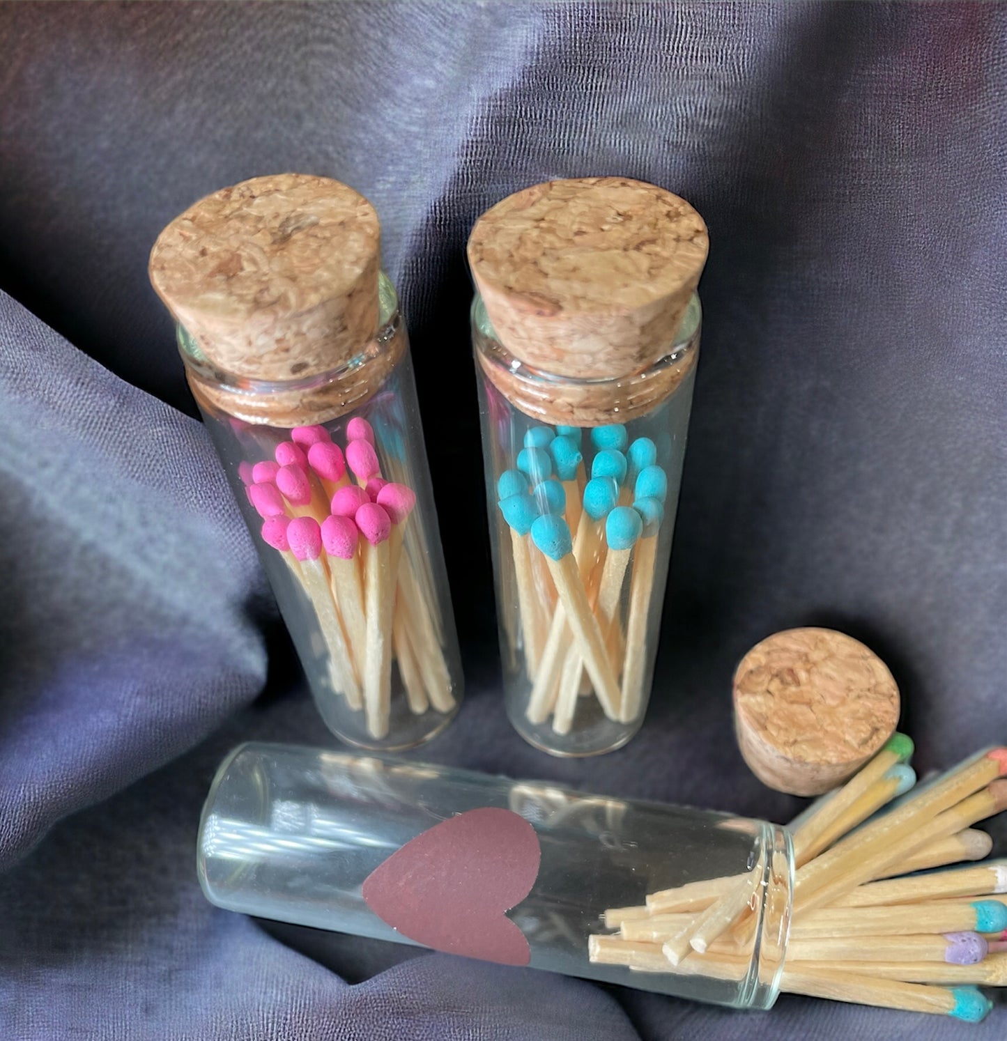 Streichhölzer mit farbigem Kopf, stylische Feuerstarter für Kerzen und Feuerstellen.