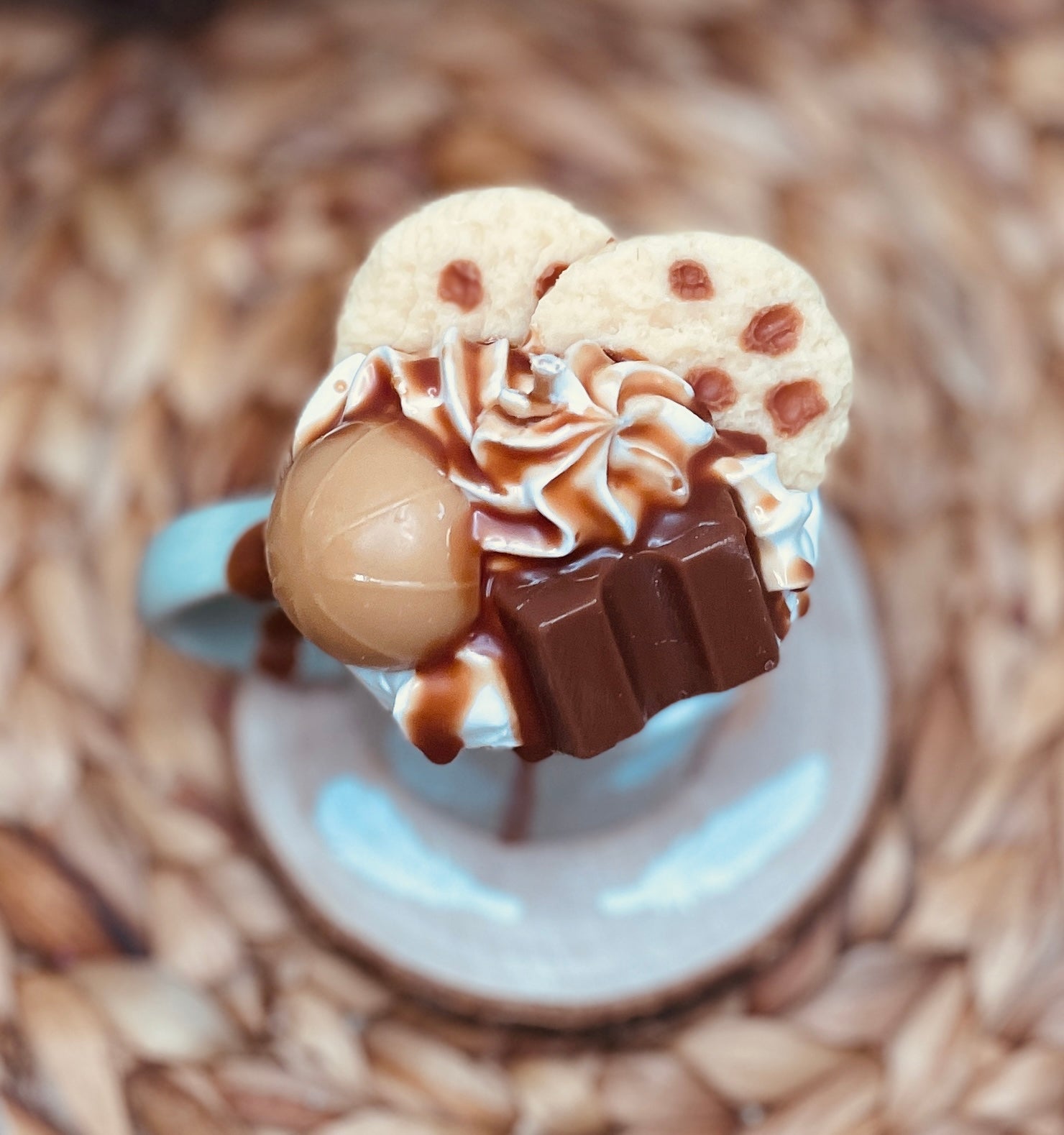 Dessertkerze Karamell-Schoko in einer Tasse, dekoriert mit Keksen, Karamell und Schokoladensauce.