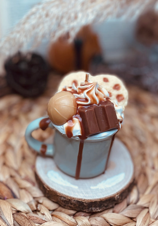 Dessertkerze Karamell-Schoko in einer Tasse, dekoriert mit Keksen, Karamell und Schokoladensauce